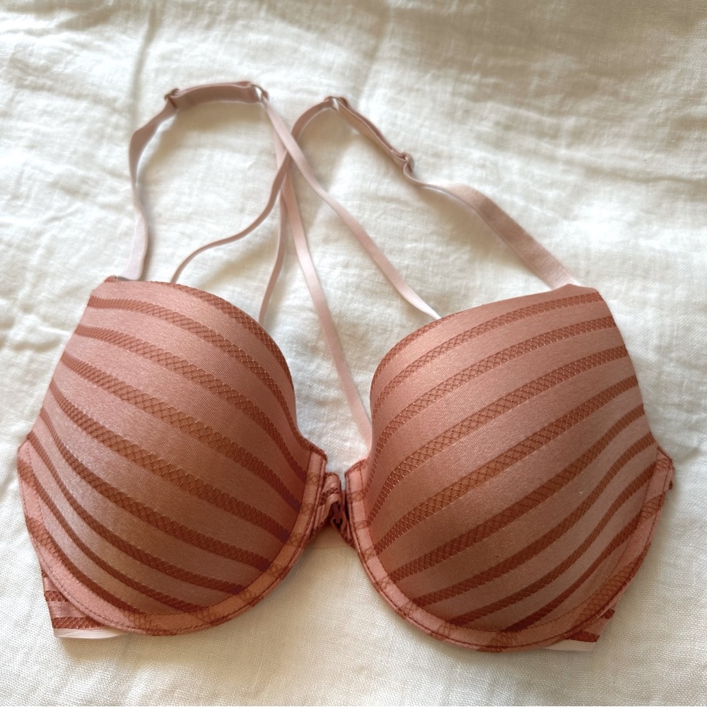 NWOT, Victoria’s Secret Bra, front close with criss cross back